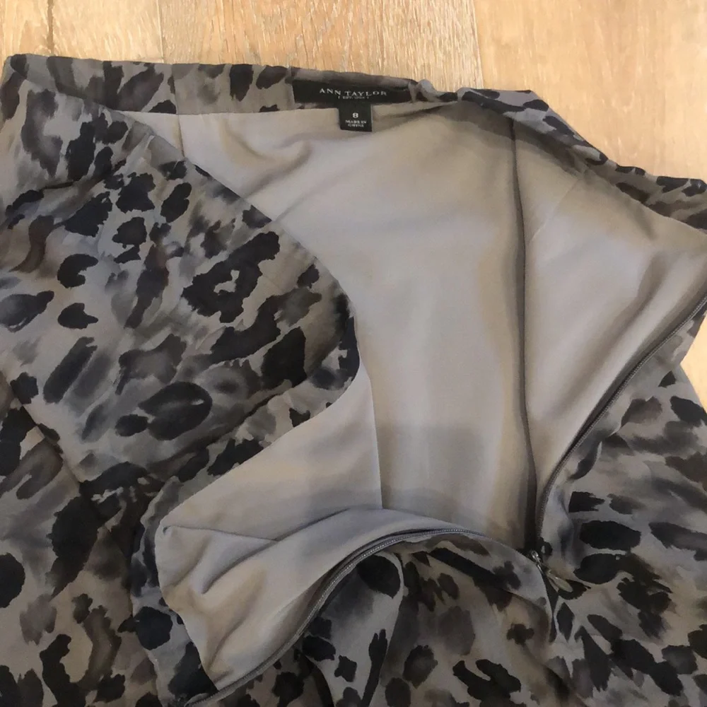 Ann Taylor silk animal print skirt, size 8. Gray and black print. In EUC!❤️